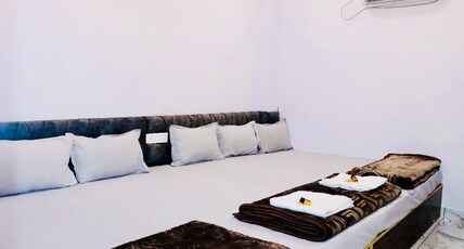 Hotel Laxmi palace and restaurant Room Type - Five Bed AC Room