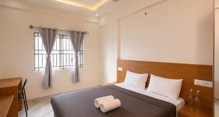 Z Express Aradhana Room Type - Deluxe Queen | AC Room