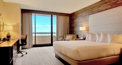 DoubleTree Suites by Hilton Houston by the Galleria Room Type - 1 KING BALCONY ROOM