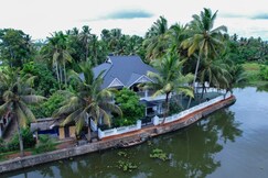 Manthra Homestay Lake view