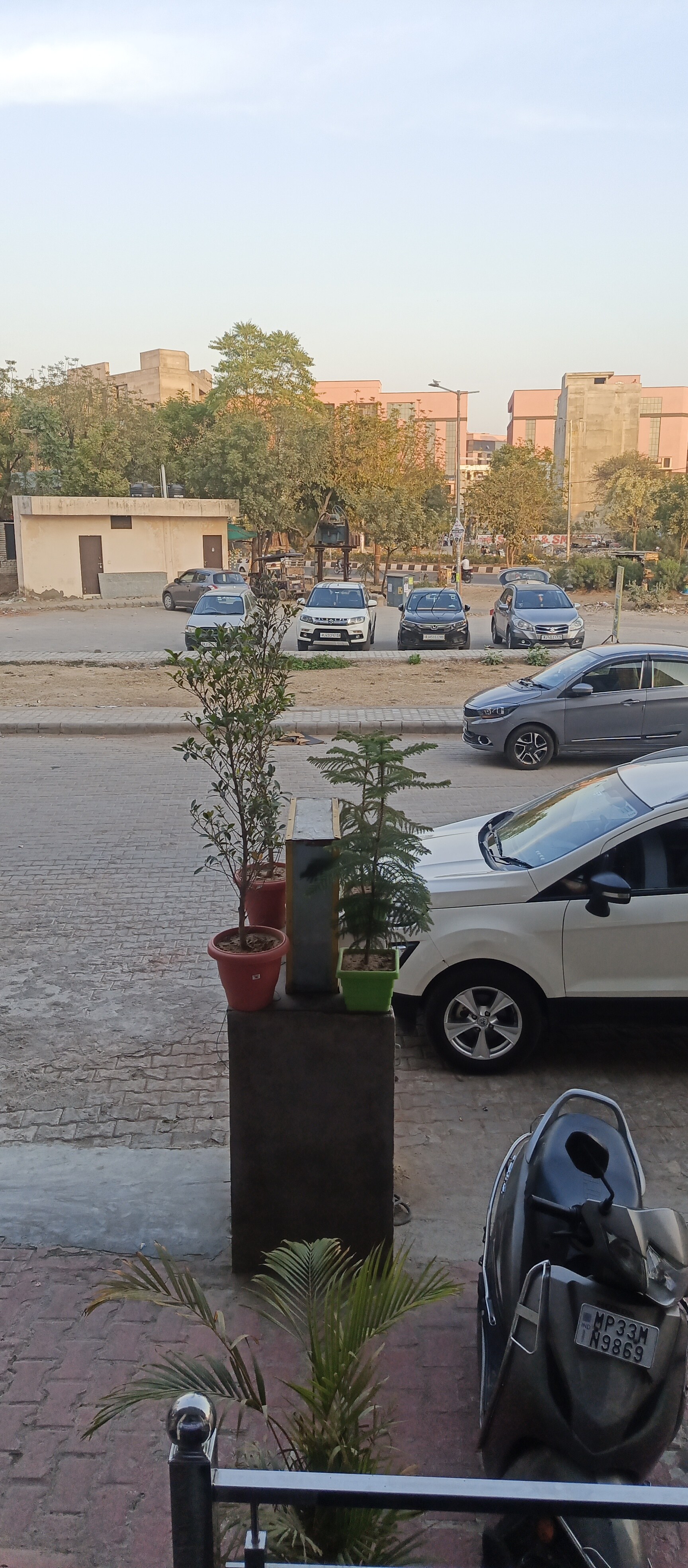 HOTEL OAK TREE - Tap to explore photos