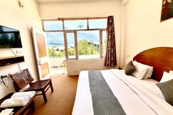 Hotel Lilly Inn & Cafe