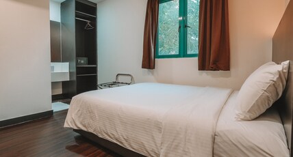 A Hotel Desker Room Type - Deluxe Double, Window