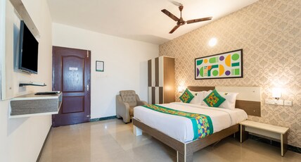 Treebo Avm Comfort Inn Room Type - Deluxe Room
