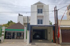 Hotel O near Taman Sriwedari formerly Indria Inn