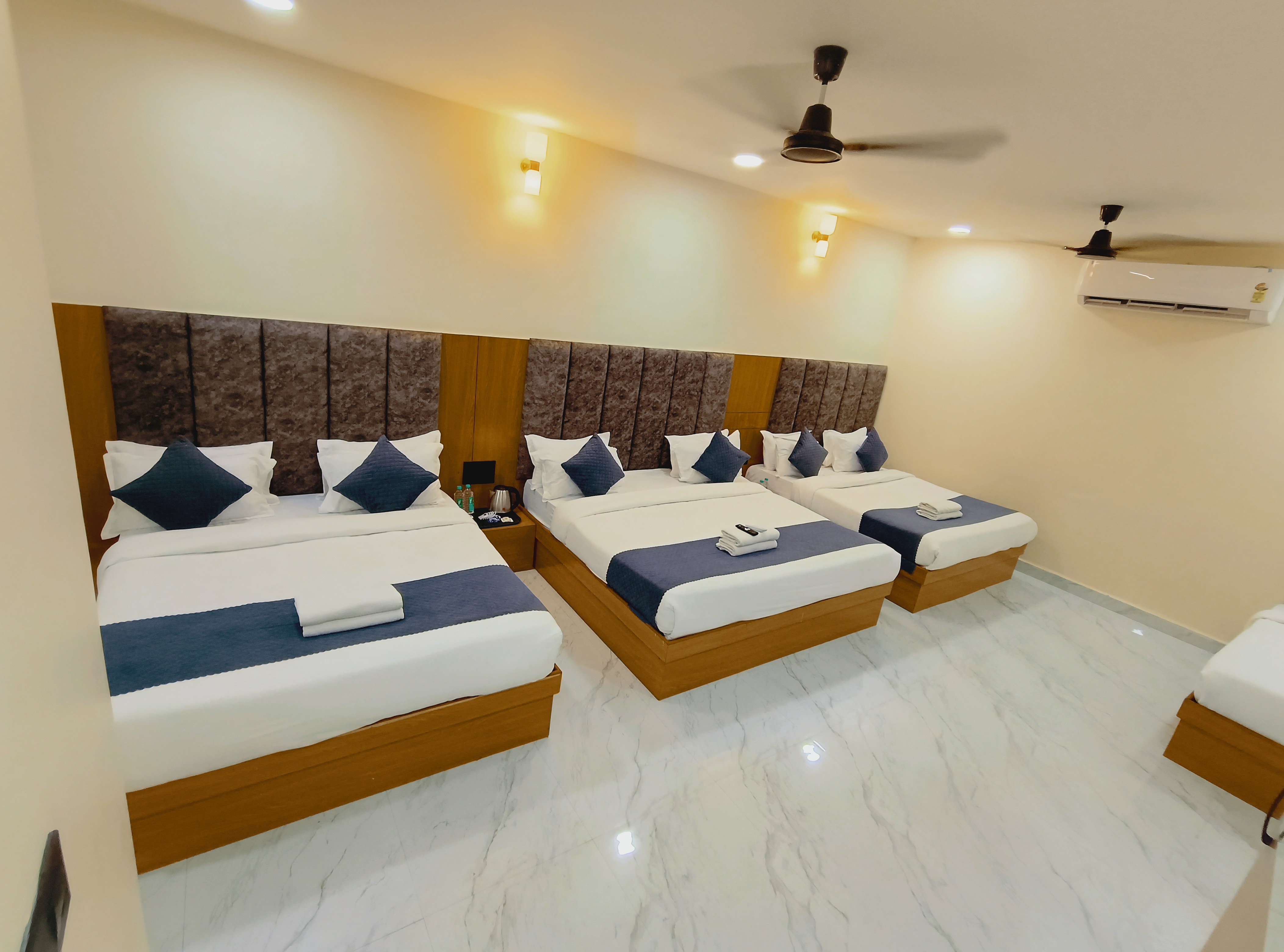 Hotel Hari Sajan - Tap to explore photos