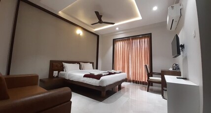 LA CASA ROYALE Room Type - Deluxe Room with Balcony