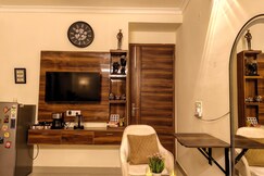 luxury rooftop garden studio near galleria market