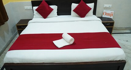 Omji Ashram - Pyare Mohan Dham | 500m from Banke Bihari Temple Room Type - Standard Room 