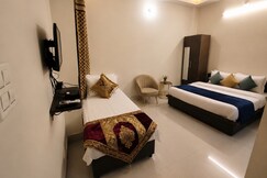 Sada Shiv Guest House Near Kashi vishwanath temple & ganga river