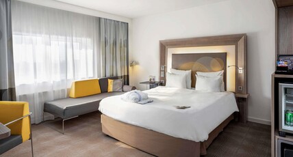 Novotel Den Haag World Forum Room Type - Deluxe Executive room with a double bed and a sofa bed