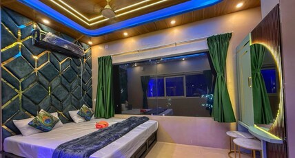 HOTEL AJ PLAZA Room Type - River Facing Luxury Room With 2-Side Glass Wall HOTEL AJ PLAZA Room Type - River Facing Luxury Room With 2-Side Glass Wall
