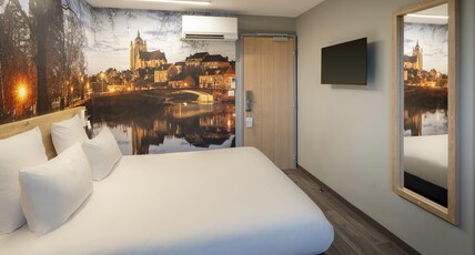 Sure Hotel by Best Western Dole Room Type - Accessible - 1 Queen, Mobility Accessible, Roll In Shower, Standard Room, Courtesy Tray, Non-Smoking Sure Hotel by Best Western Dole Room Type - Accessible - 1 Queen, Mobility Accessible, Roll In Shower, Standard Room, Courtesy Tray, Non-Smoking