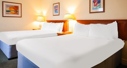 OYO Tong Park Hotel Room Type - Deluxe family room for 4 OYO Tong Park Hotel Room Type - Deluxe family room for 4