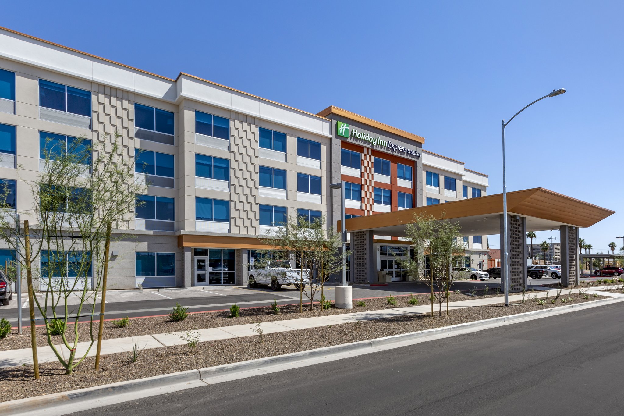 Holiday Inn Express & Suites PHOENIX DWTN - STATE CAPITOL - Tap to explore photos