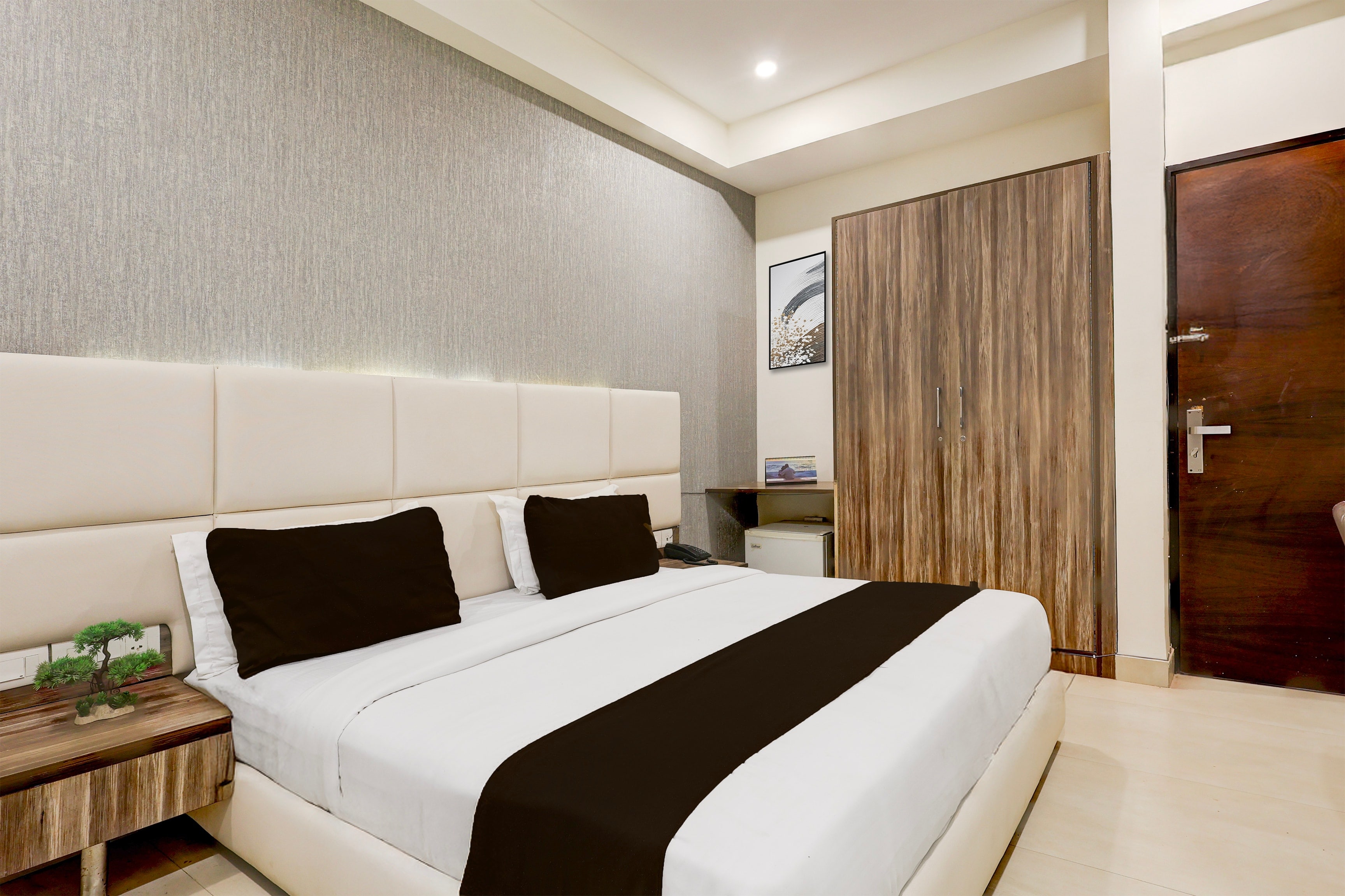 Townhouse Hotel Sec- 54 Golf Course Road - Tap to explore photos