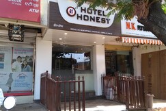 Hotel Honest (MALE ONLY)