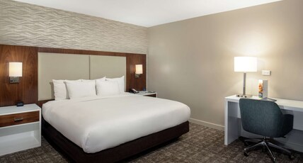 DoubleTree by Hilton Monrovia - Pasadena Area Room Type - 1 KING BED LARGE ROOM