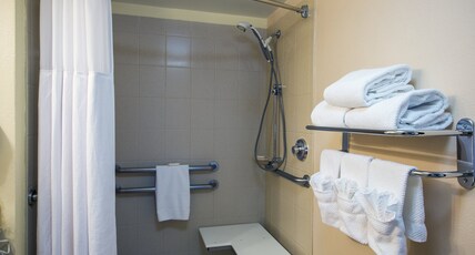 Staybridge Suites WILMINGTON-NEWARK Room Type - 1 Queen 1 Bedroom Suite Mobil Access Tub