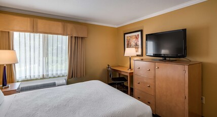 Best Western Plus Windjammer Inn & Conference Center Room Type - 1 Queen Bed, Non-Smoking, No Pets Allowed, Wireless High-Speed Internet, Coffee Maker, Microwave And Best Western Plus Windjammer Inn & Conference Center Room Type - 1 Queen Bed, Non-Smoking, No Pets Allowed, Wireless High-Speed Internet, Coffee Maker, Microwave And