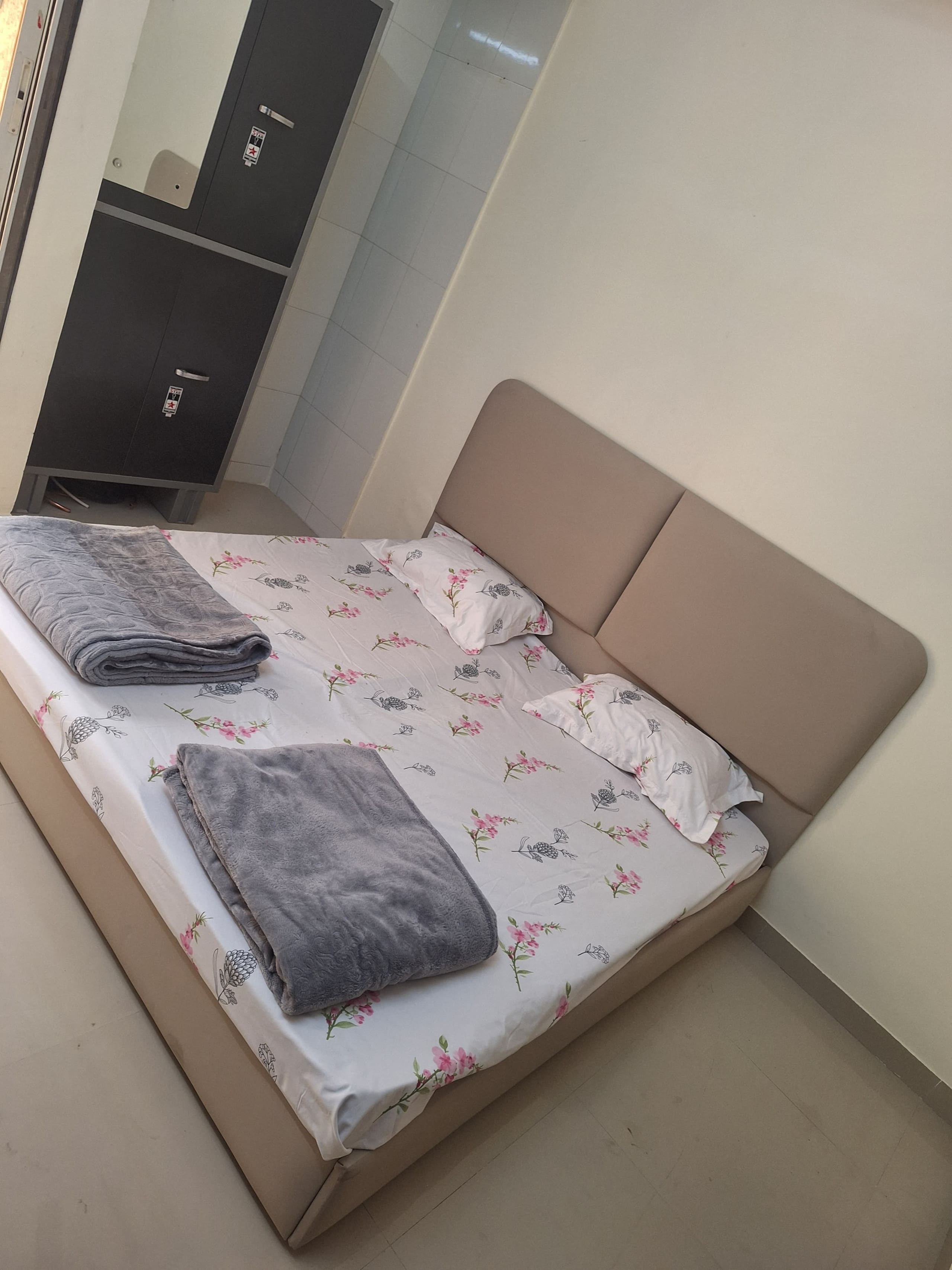 Full 1 BHK Hiranandani Estate Thane - Tap to explore photos