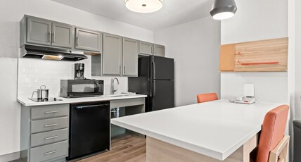 Candlewood Suites HAZLETON, an IHG hotel Room Type - 1 Qn Studio Suite Mobil Access Roll Shwr
