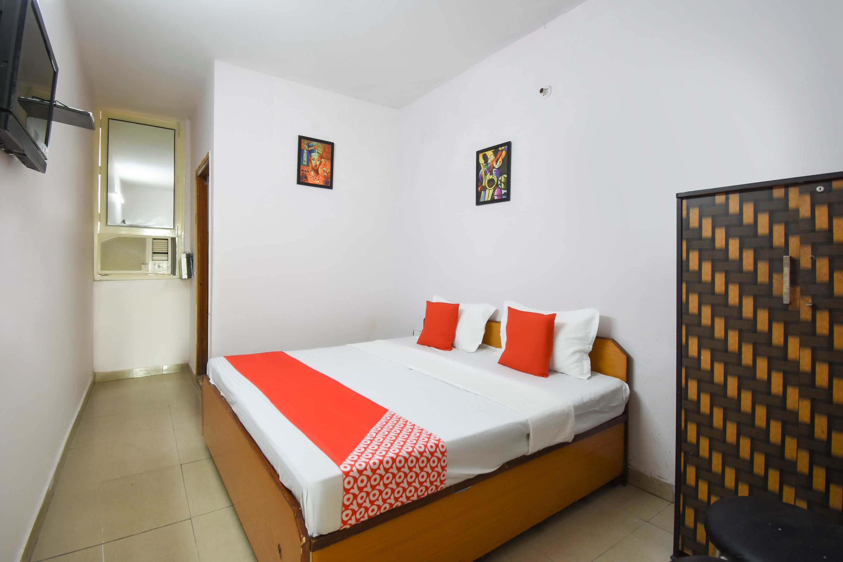 OYO 48504 Hotel Lazeez - Tap to explore photos