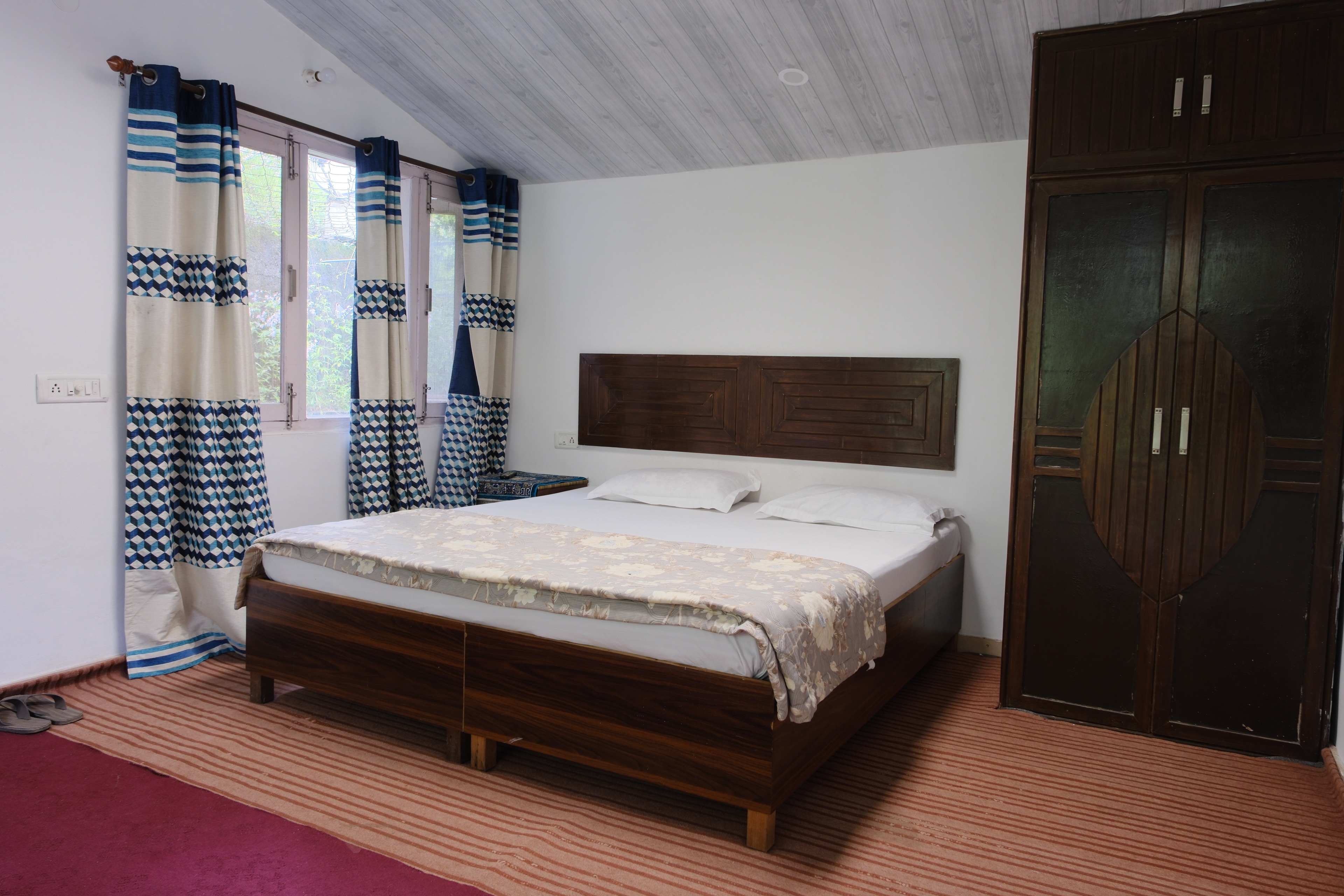 The Silver Oak Homestay | Rooms | WiFi | Parking - Tap to explore photos