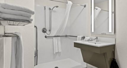 Candlewood Suites HAZLETON, an IHG hotel Room Type - 2 Dble Studio Ste Mobil Access Roll Shwr