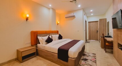 HOTEL PINES & PEAKS Room Type - Deluxe Room With Balcony