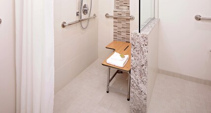 DoubleTree by Hilton Manchester Downtown Room Type - 1 KING 2 ROOM SUITE RIS