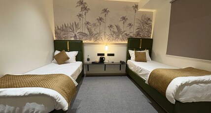 Hotel The Signature Room Type - Tiw Bed room