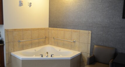 Holiday Inn Express Hotel & Suites Barstow Room Type - 1 King Bd Standard Comm Mobil Access Tub