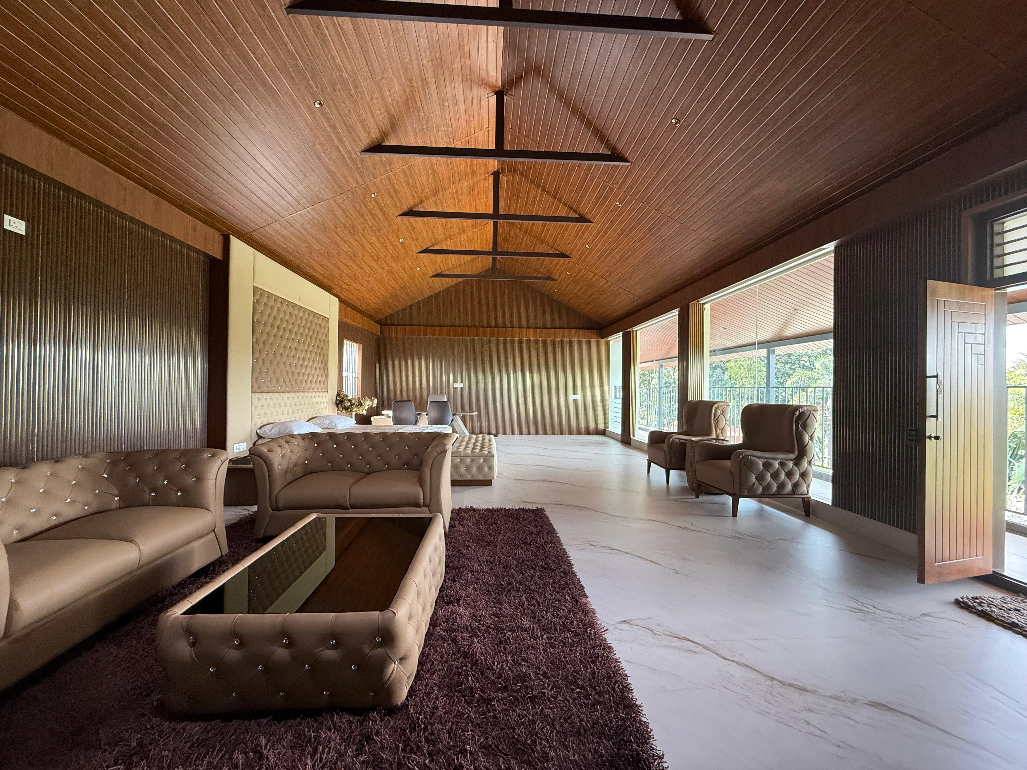 Whispering Acres Whitefield Farm Estate - Tap to explore photos