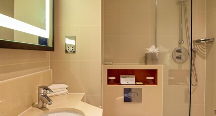 DoubleTree by Hilton London - Ealing Hotel Room Type - Room, 1 Queen Bed, Accessible