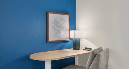 Spark by Hilton Colorado Springs Commerce Center Dr Room Type - 1 KING MOBIL ACCESS RIS