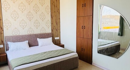 Hotel the crown Room Type - Bedroom 6