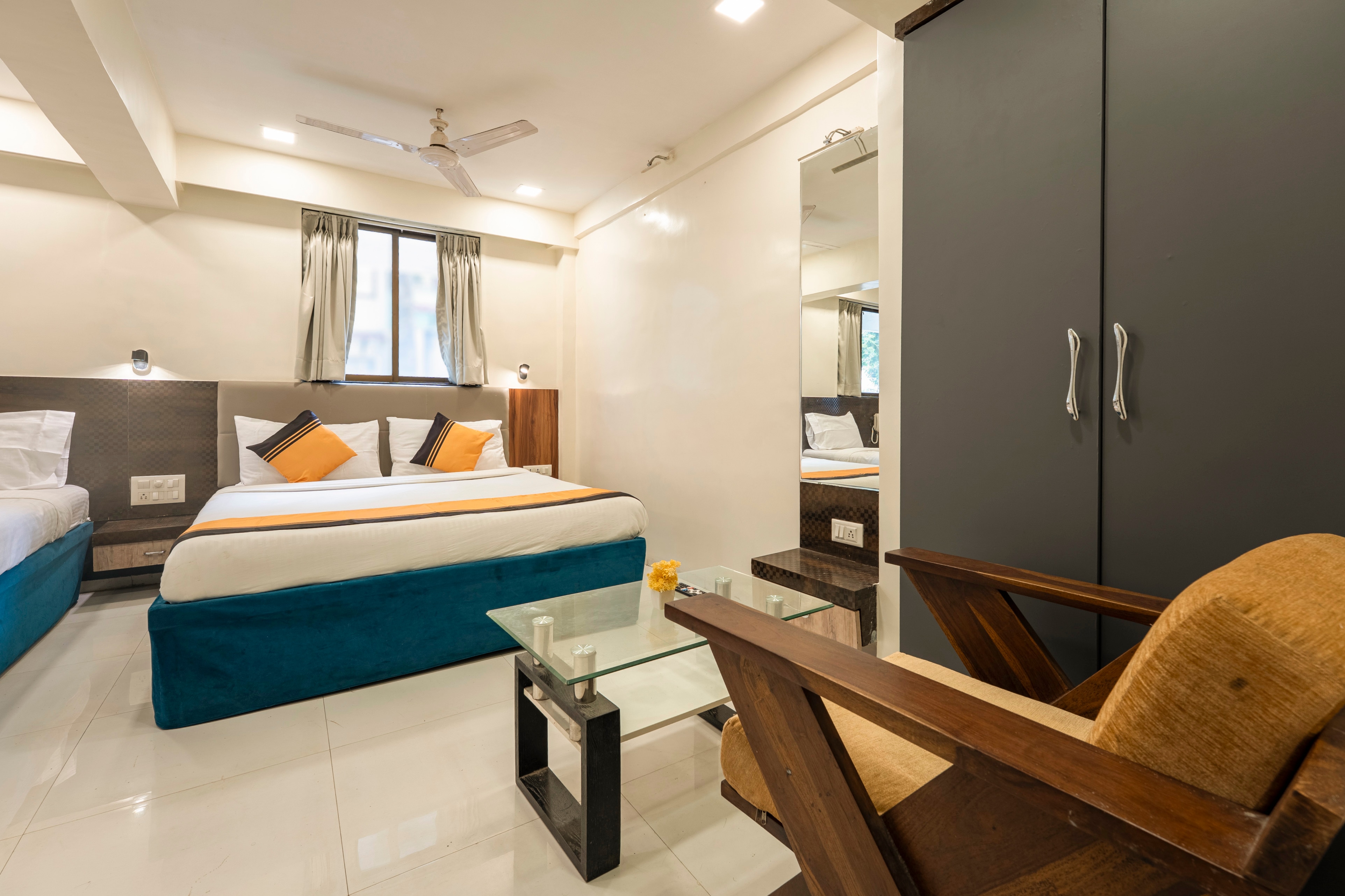 Itsy Hotels Bindra Elite - Tap to explore photos
