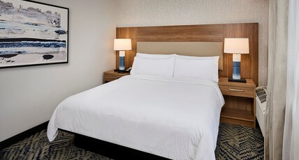 Candlewood Suites BURLINGTON CONFERENCE CENTRE Room Type - 1 King 1 Bedroom Suite