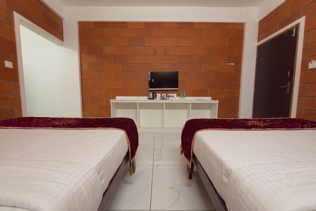 Red Fort Resort - Tap to explore photos
