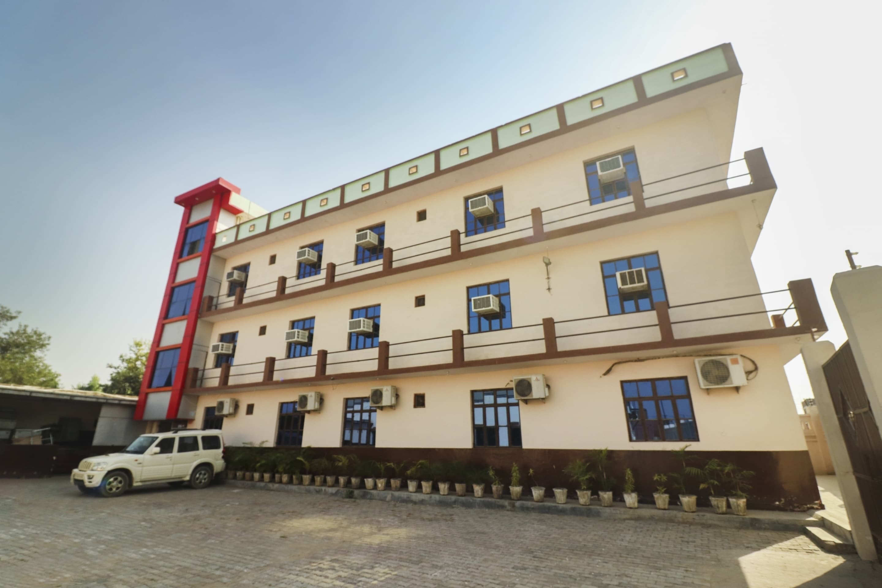 Hotel O New satkar Hotel - Tap to explore photos