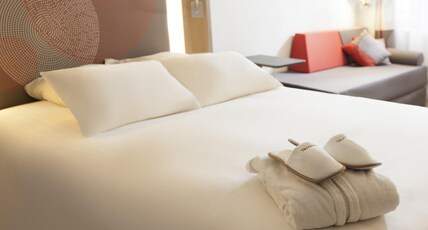 Novotel Lille Airport Room Type - Executive Room with 1 double bed and 1 single sofa bed