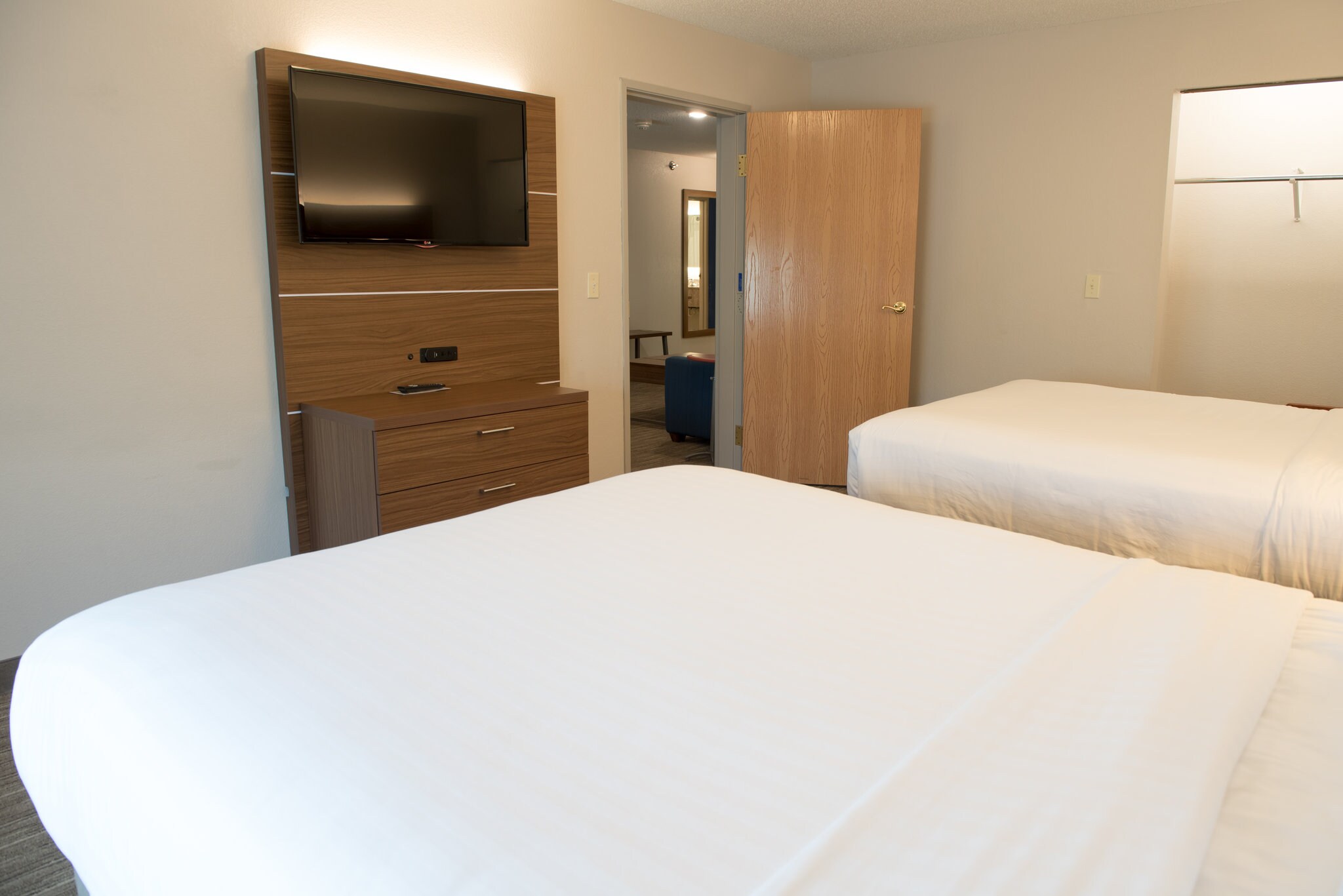 Holiday Inn Express & Suites ELKHART-SOUTH - Tap to explore photos
