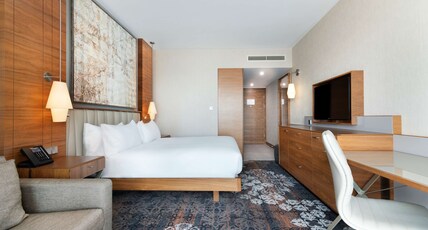 DoubleTree by Hilton Krakow Hotel & Convention Center Room Type - KING GUEST RM W SOFA BED