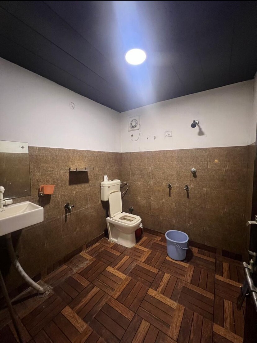 Gehna- Private room with Attached bathroom - Tap to explore photos