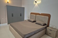 The Palm Villa Modern Private Villa with Lawn