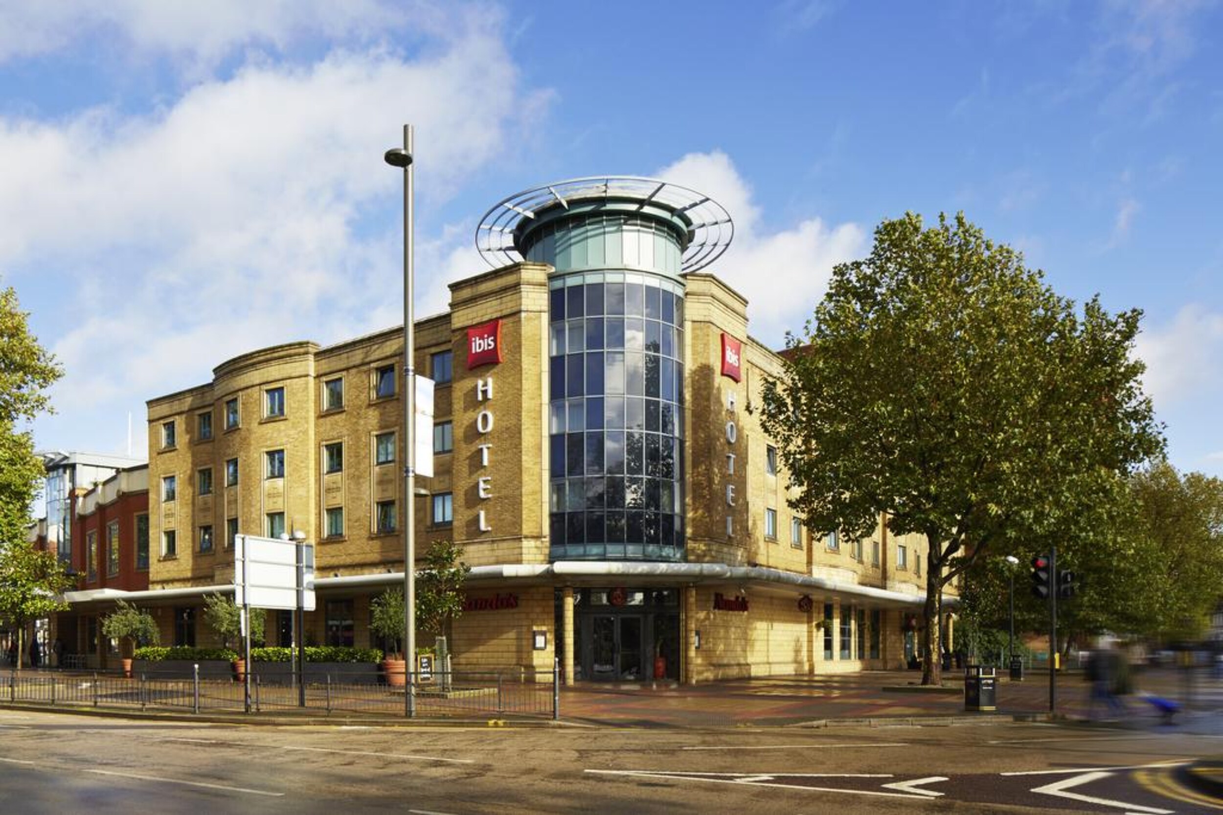 ibis London Stratford - Tap to explore photos