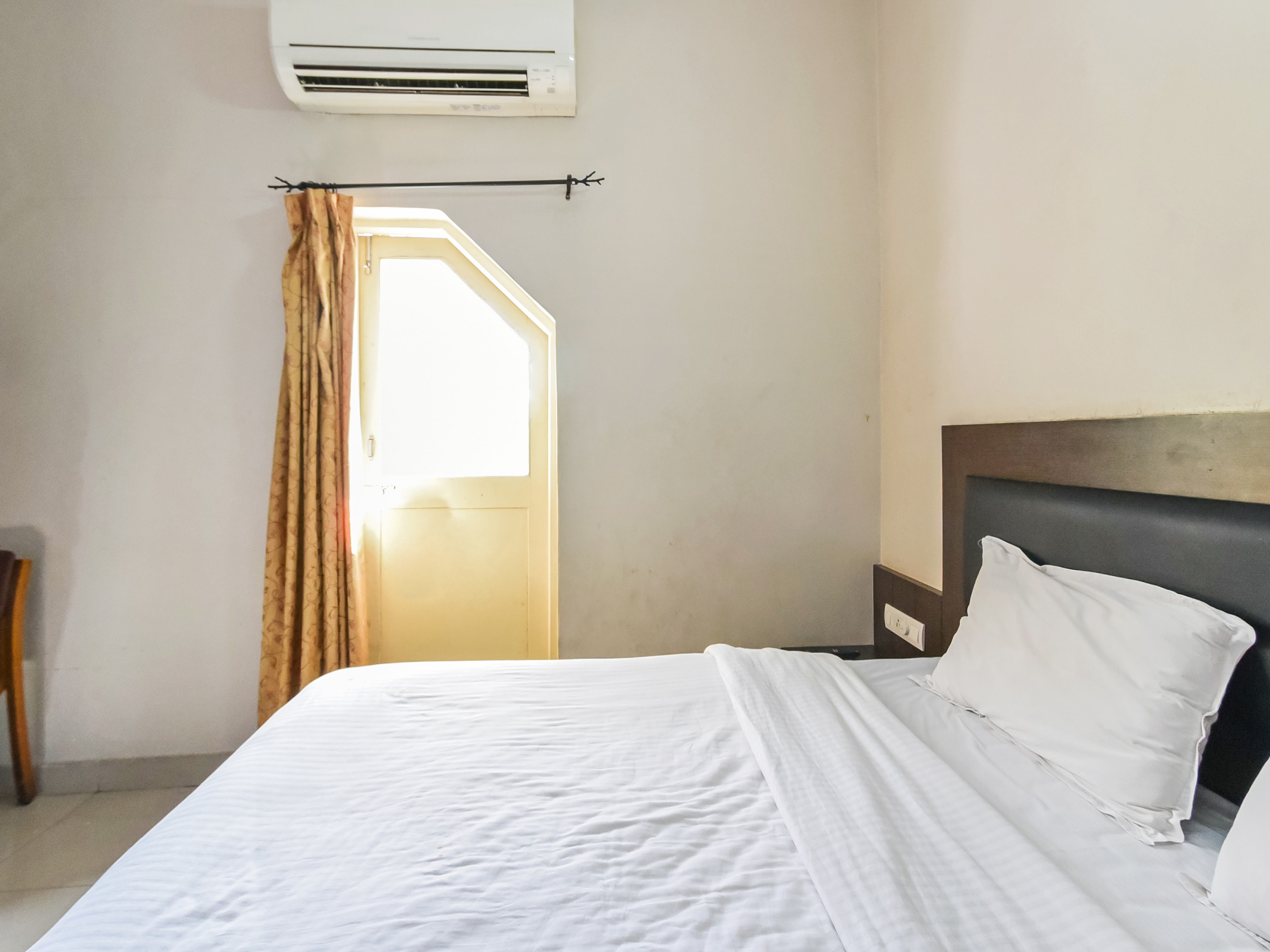 Hotel Airlines - Tap to explore photos