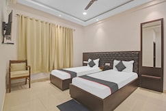 Super Townhouse Centre Point Inn Near Esplanade Metro Station