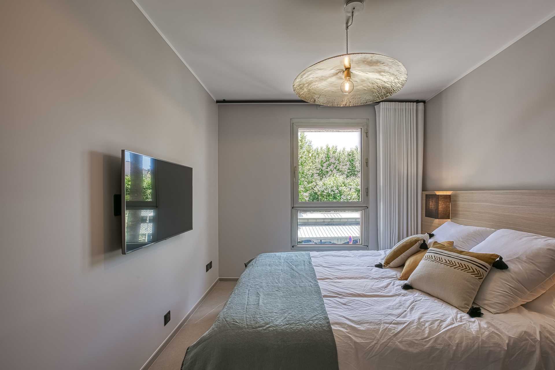Luxury flat with balcony - city center Cannes - Tap to explore photos